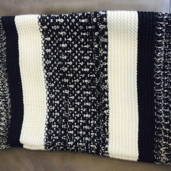 NEW GAP Infinity Scarf Black and White Knit - Picture 4 of 4